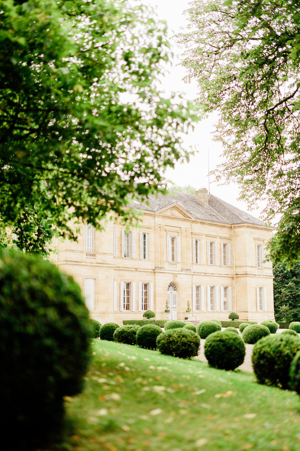 Modern_Chic_Chateau_Valouze_Destination_Wedding_Photographer-57