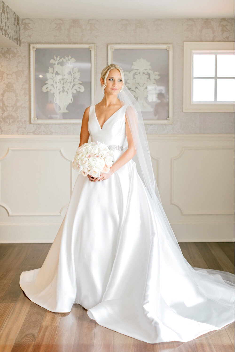 284_chic-elegant-wedding_all-white-wedding_elegant-wedding-gown