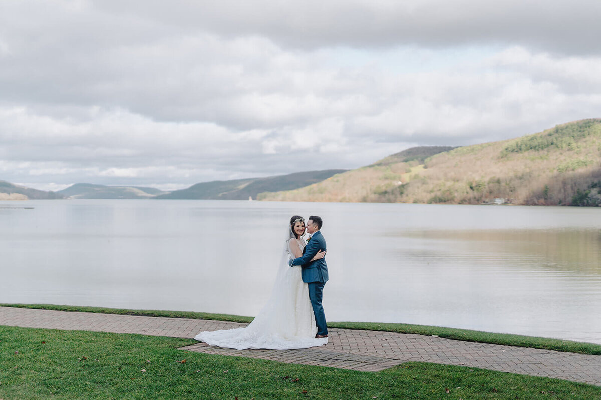 Couples wedding day pictures at Otsego Lake