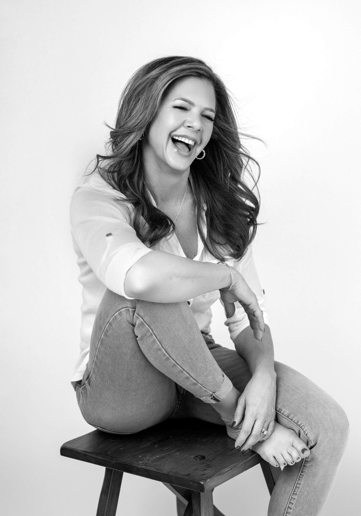 Candid Joy in Monochrome – A beautiful moment of laughter captured in black and white.