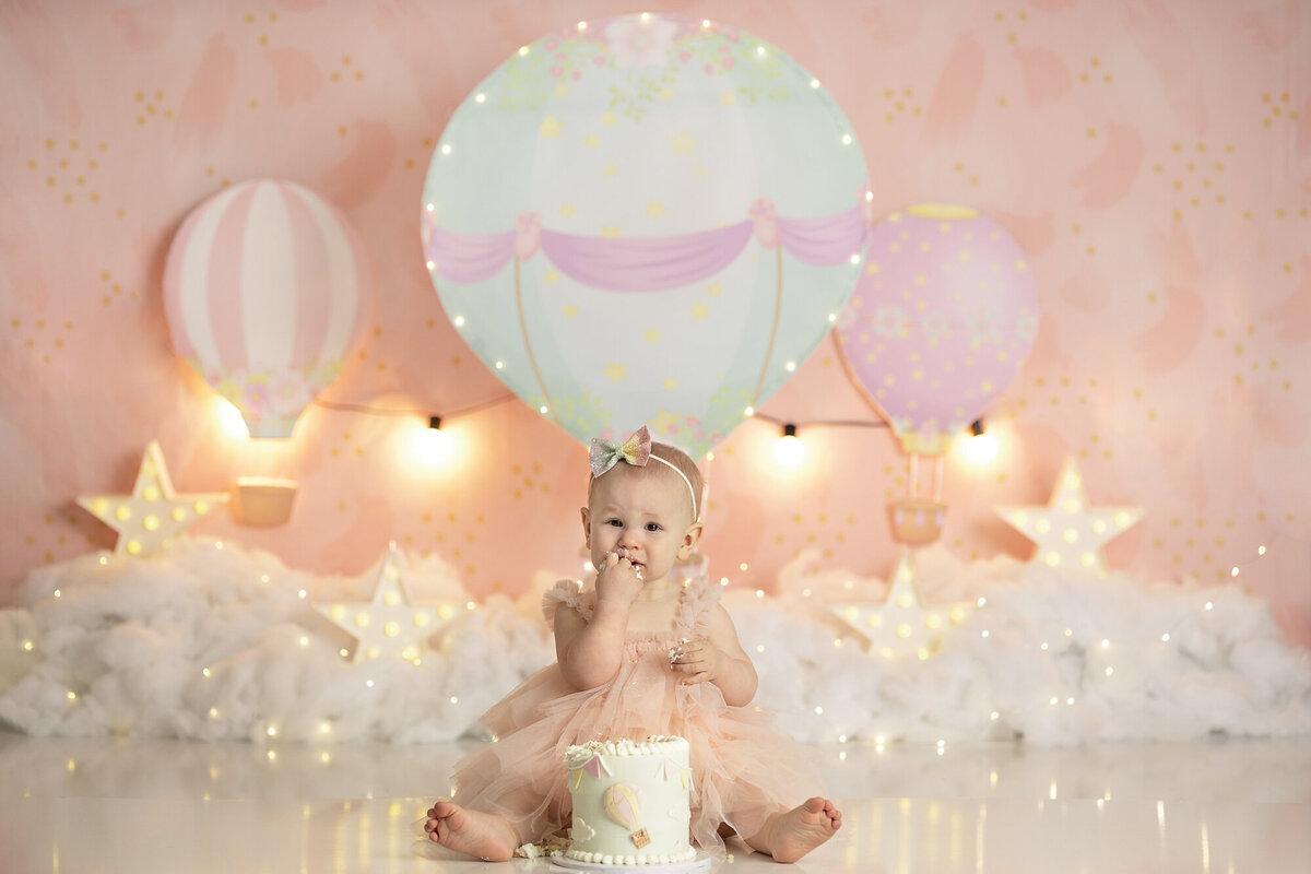 columbus-and-dayton-ohio-first-birthday-cake-smash-baby-photographer-whimsical-pastel-hot-air-balloons-amanda-estep-photography