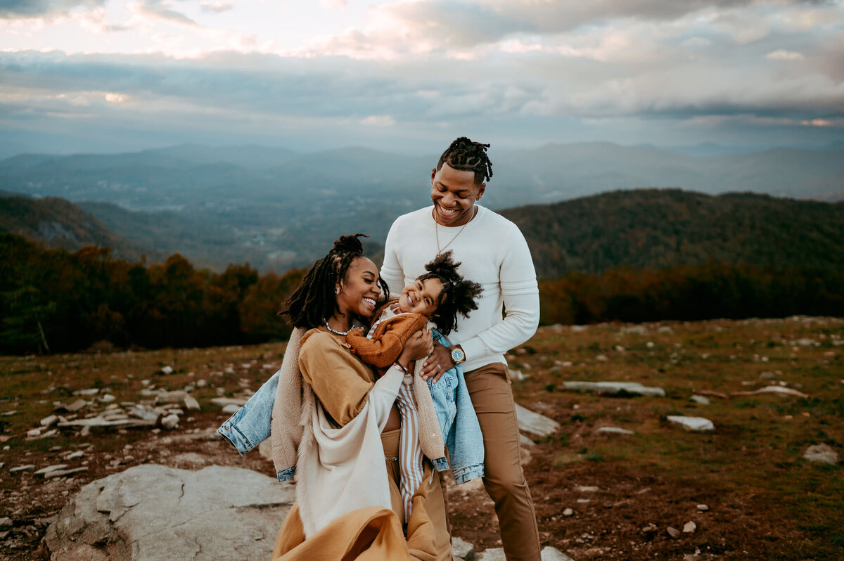 family-smiling-mountain-photoshoot
