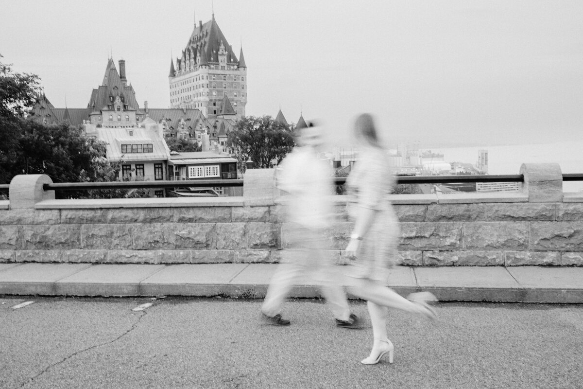 couple walking with a view on the chateau frontenac