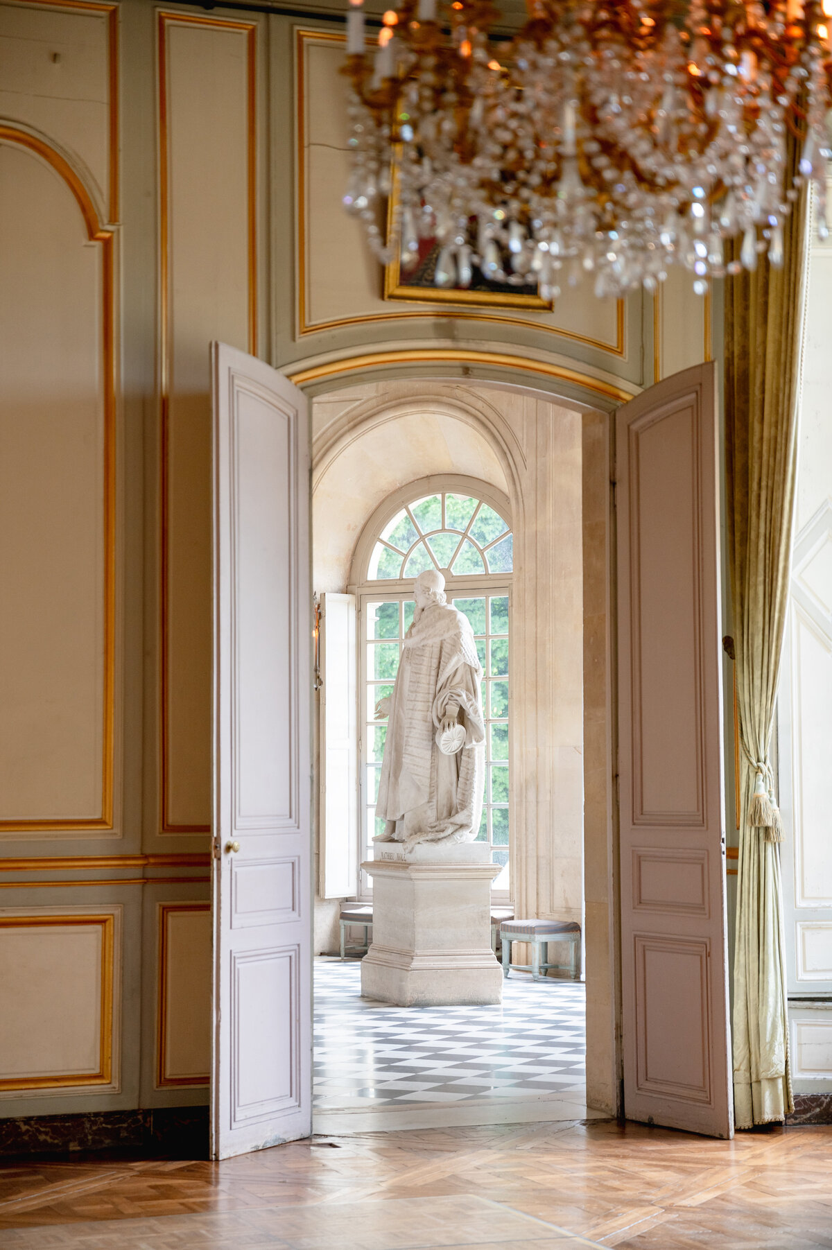 Mariage château de Champlâtreux Paris Photographe lustre