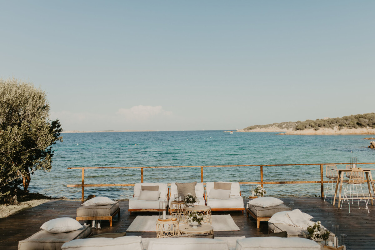Seaside romance in a natural setting