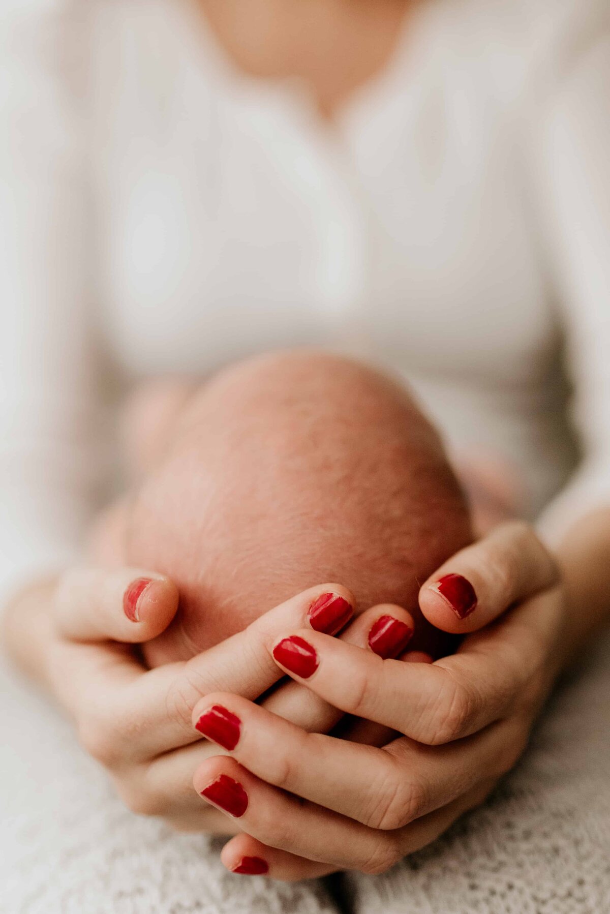 mor-holder-babyhode-nyfødtfoto