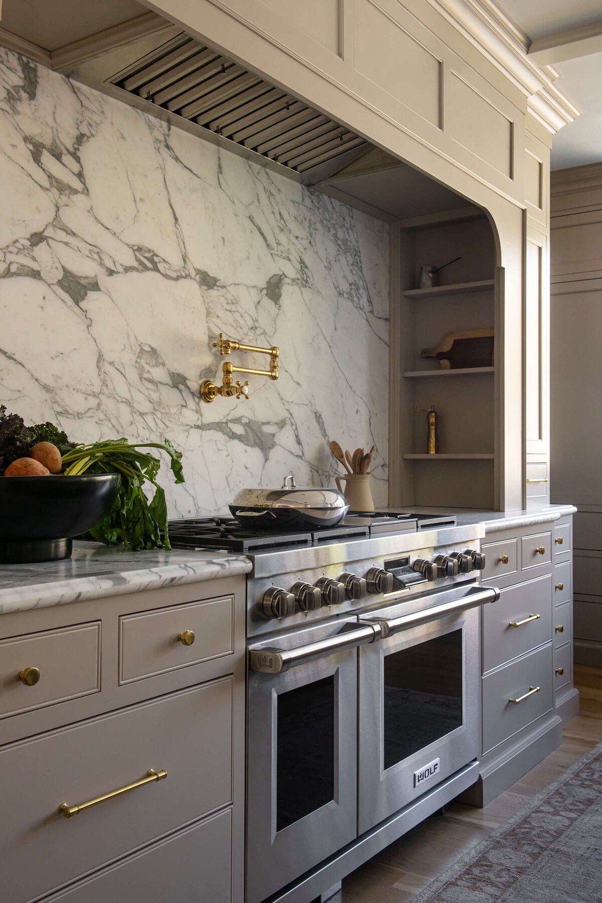 english-tudor-kitchen-marble-range-wall-and-brass-potfiller