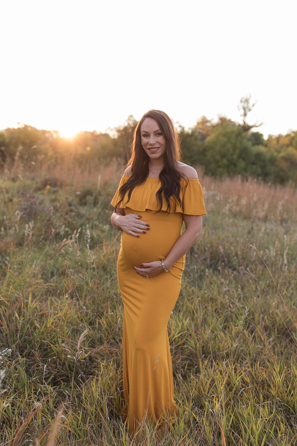 pregnant mom posing outdoors