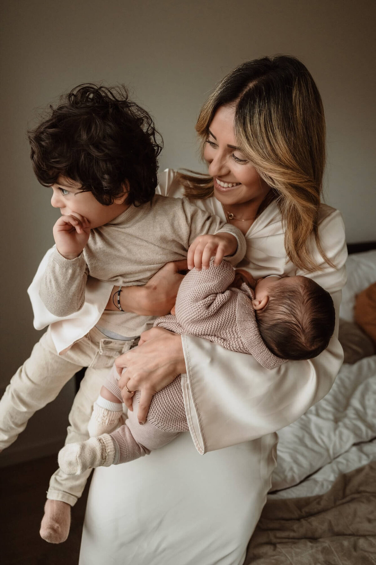 moeder met kindjes tijdens newbornshoot