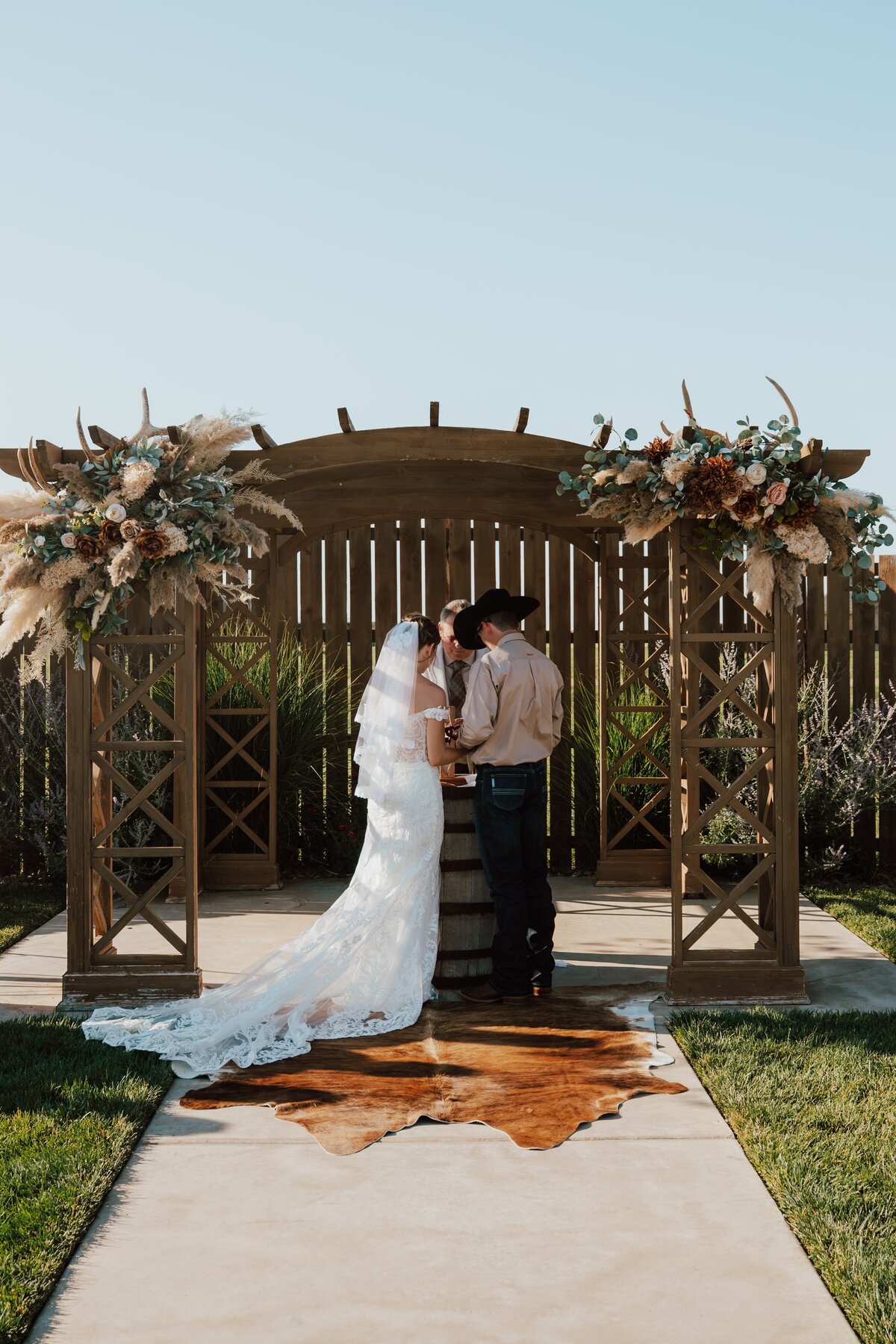 wedding-couple-at-alter