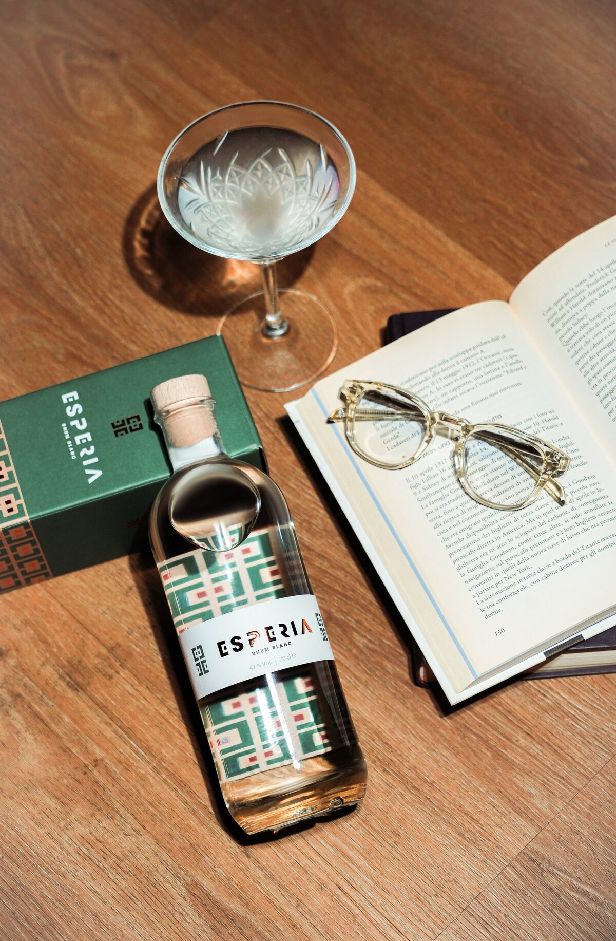 ESPERIA_bottiglia rum tavolo lettura
