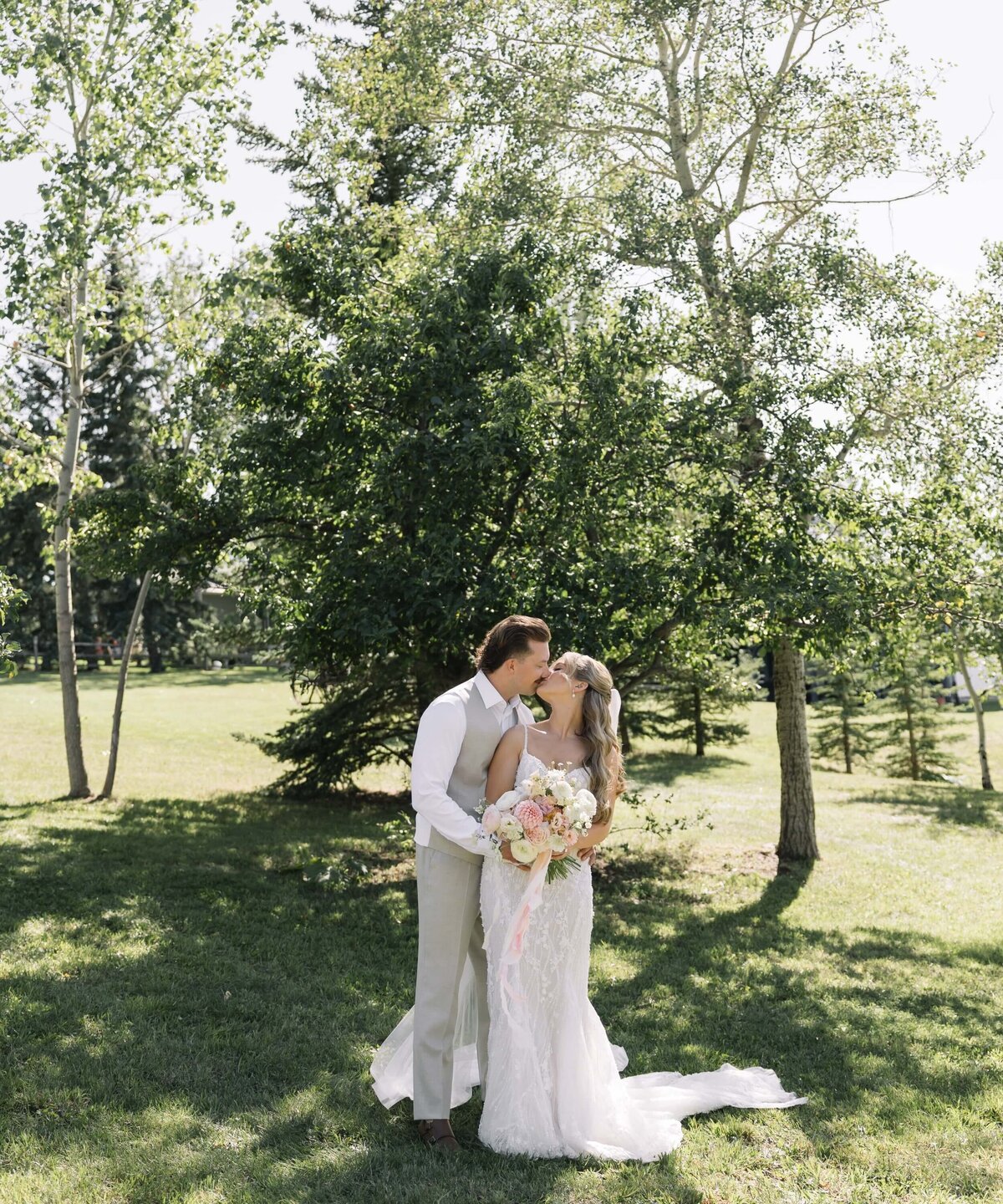 bride-and-groom-special-moment-together-nika-helgeson-photography (1)