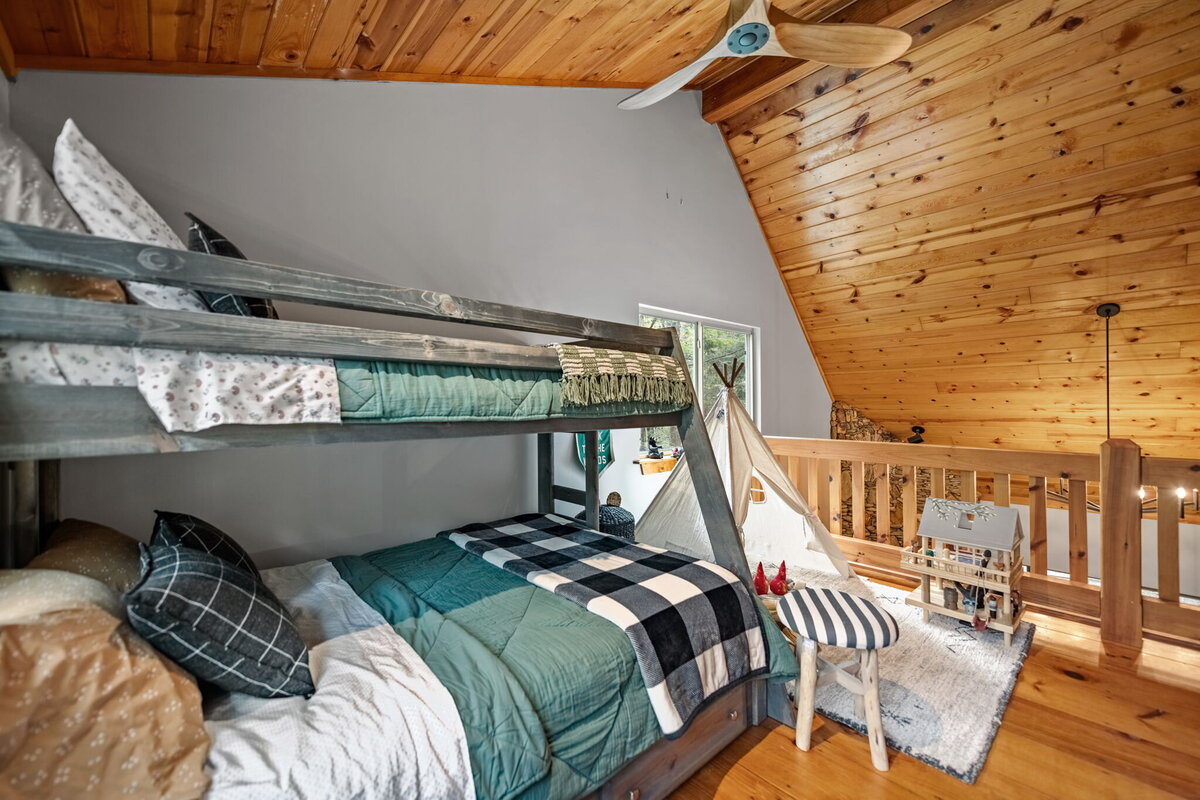 23Shady-Grove-Cabin-Blue-Ridge-GA_1374_Loft 2