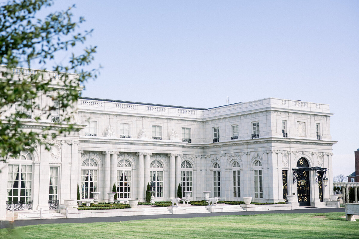 Rosecliff mansion establishing shot of best wedding venue