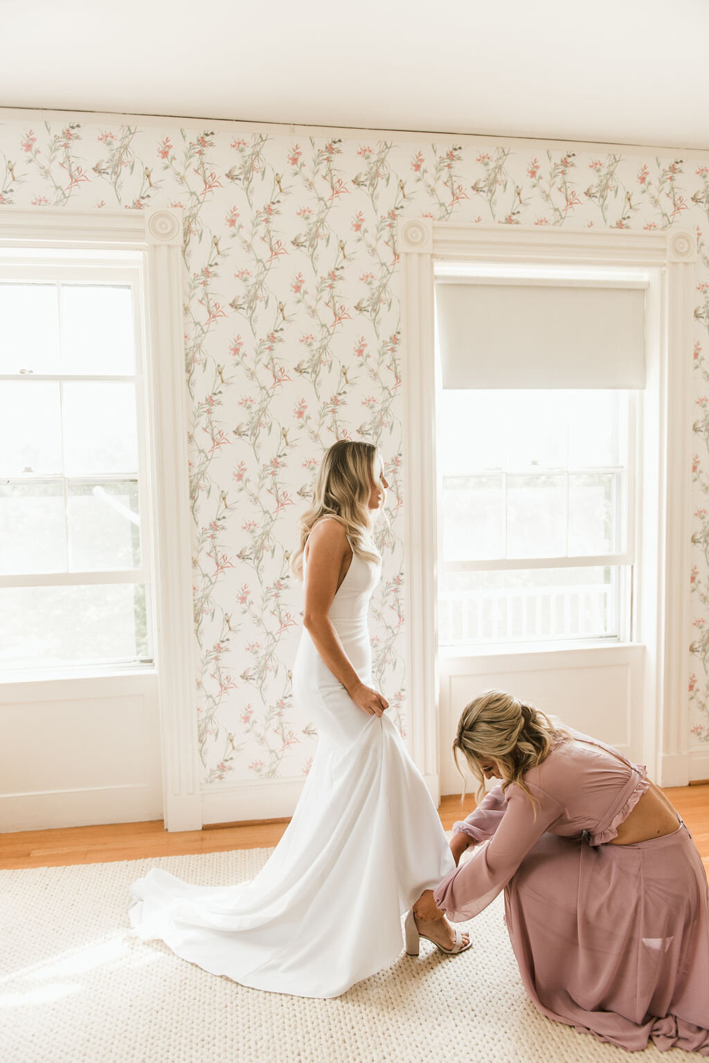 bride-getting-ready-at-stone-acres-farm-jen-strunk-events