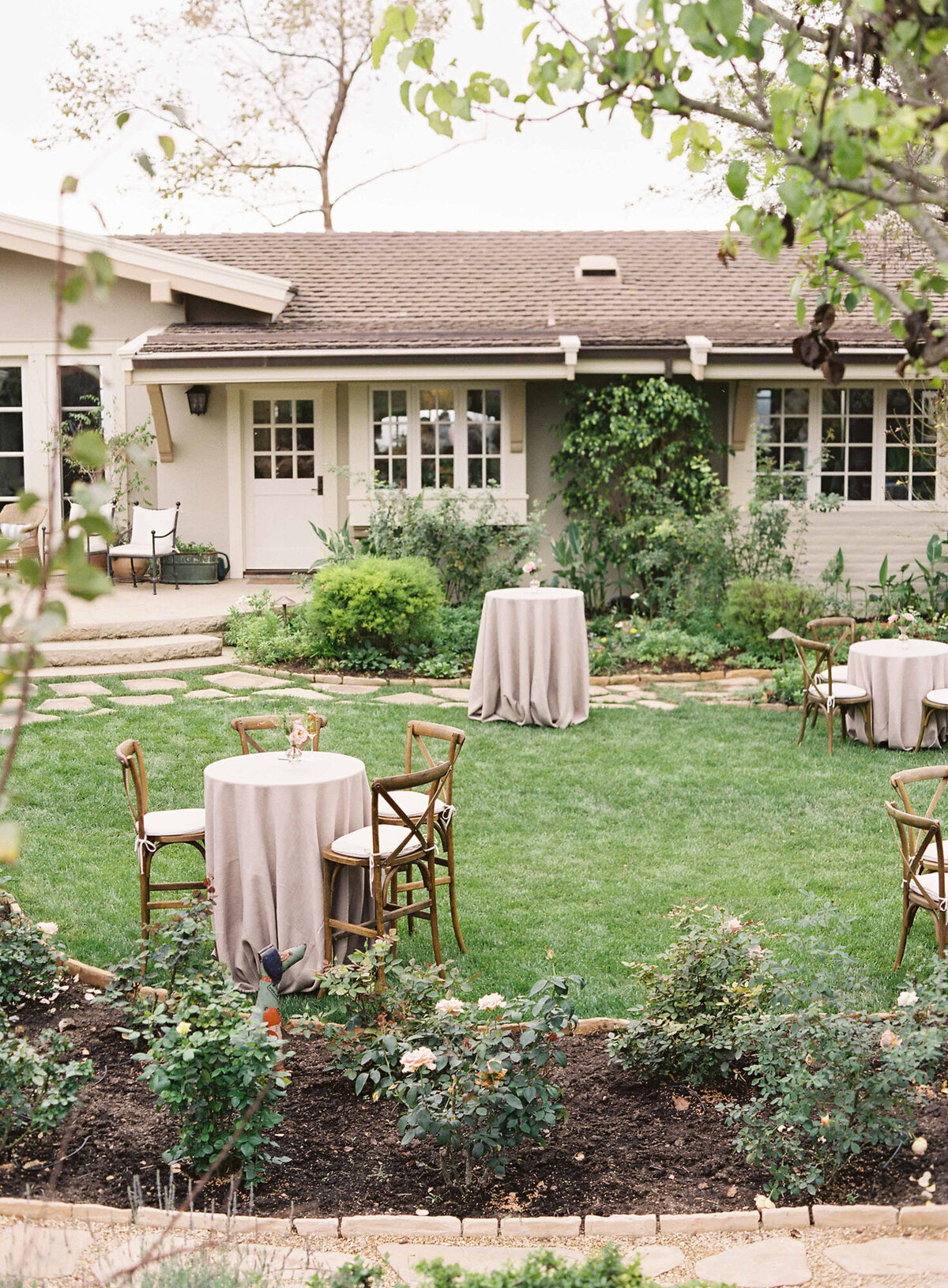 12santa-barbara-estate-wedding-planner-neutral-tones-cocktail-hour-garden-courtyard