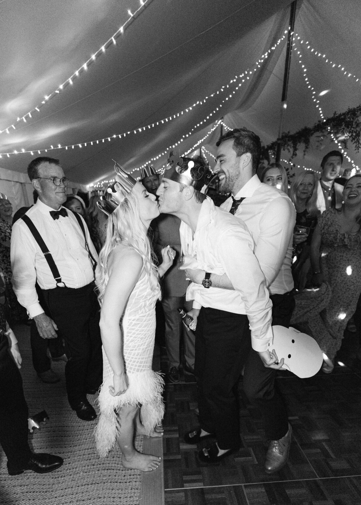 chloe-winstanley-weddings-cotswolds-cornwell-manor-bronx-banco-bride-groom-kiss
