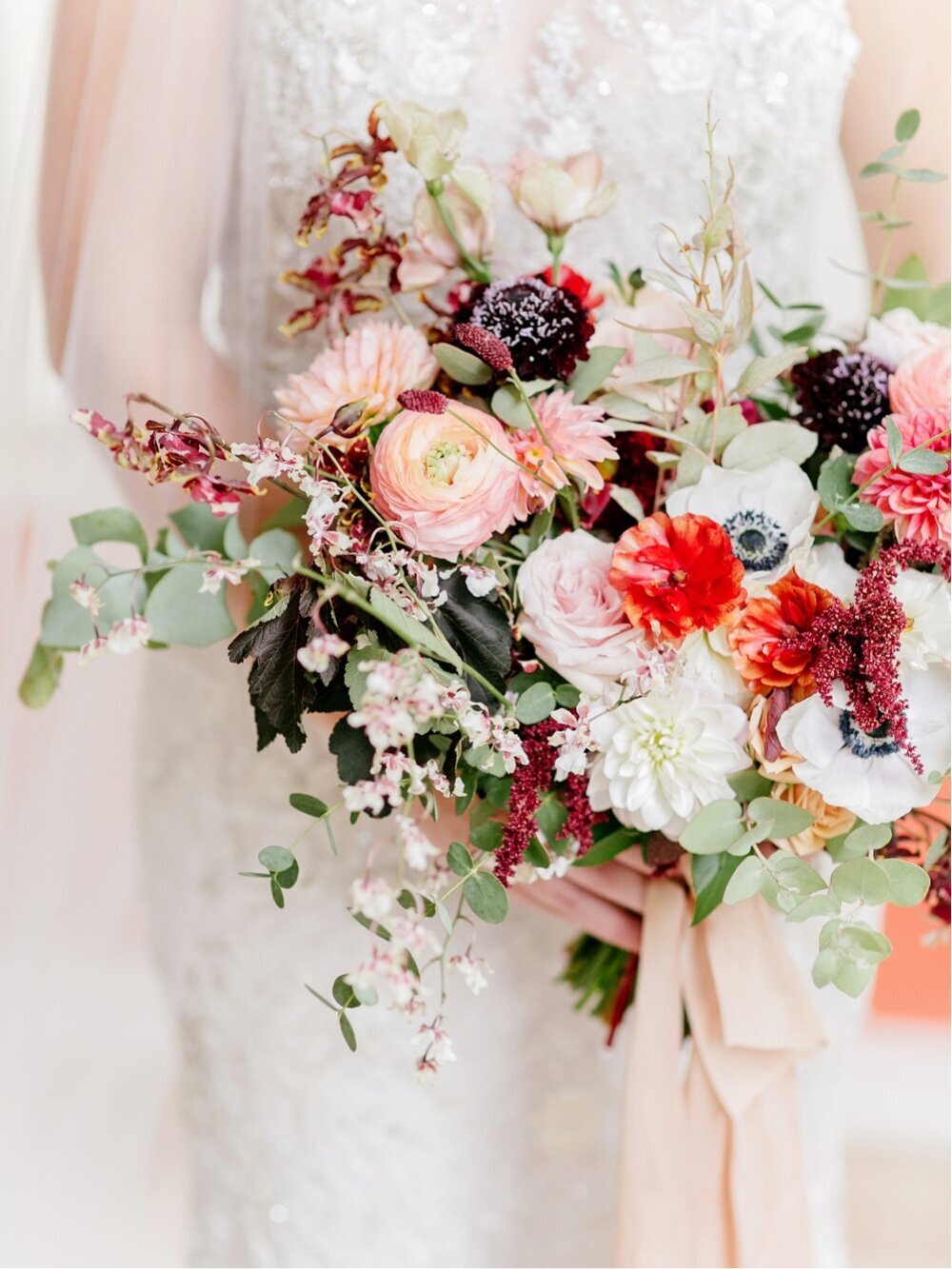 077_wedding-bouquet-inspiration_burgandy-and-white-wedding-bouquet_fall-wedding
