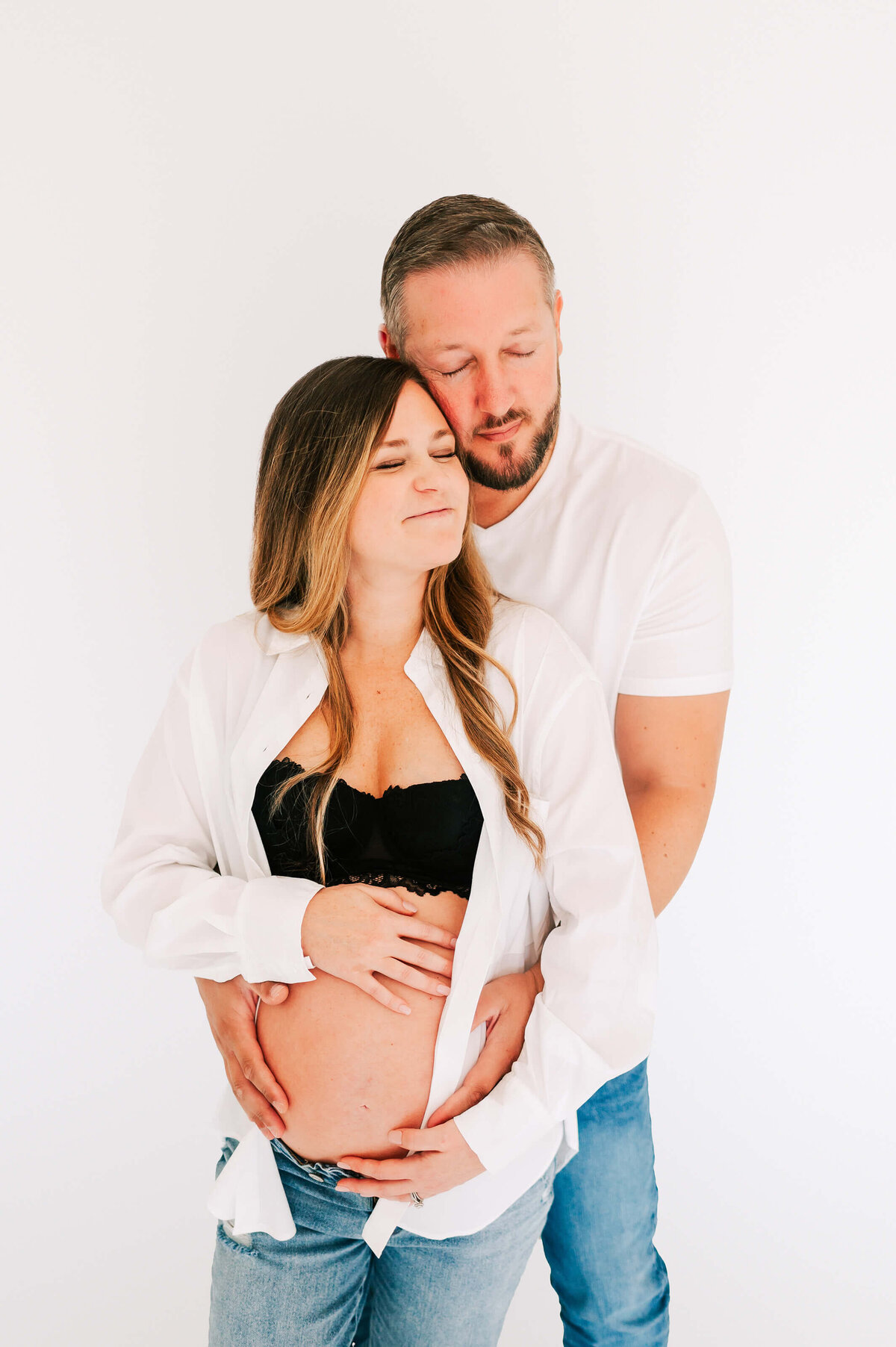 Springfield MO maternity photographer Jessica Kennedy of The XO Photography captures parents hugging mom's baby bump