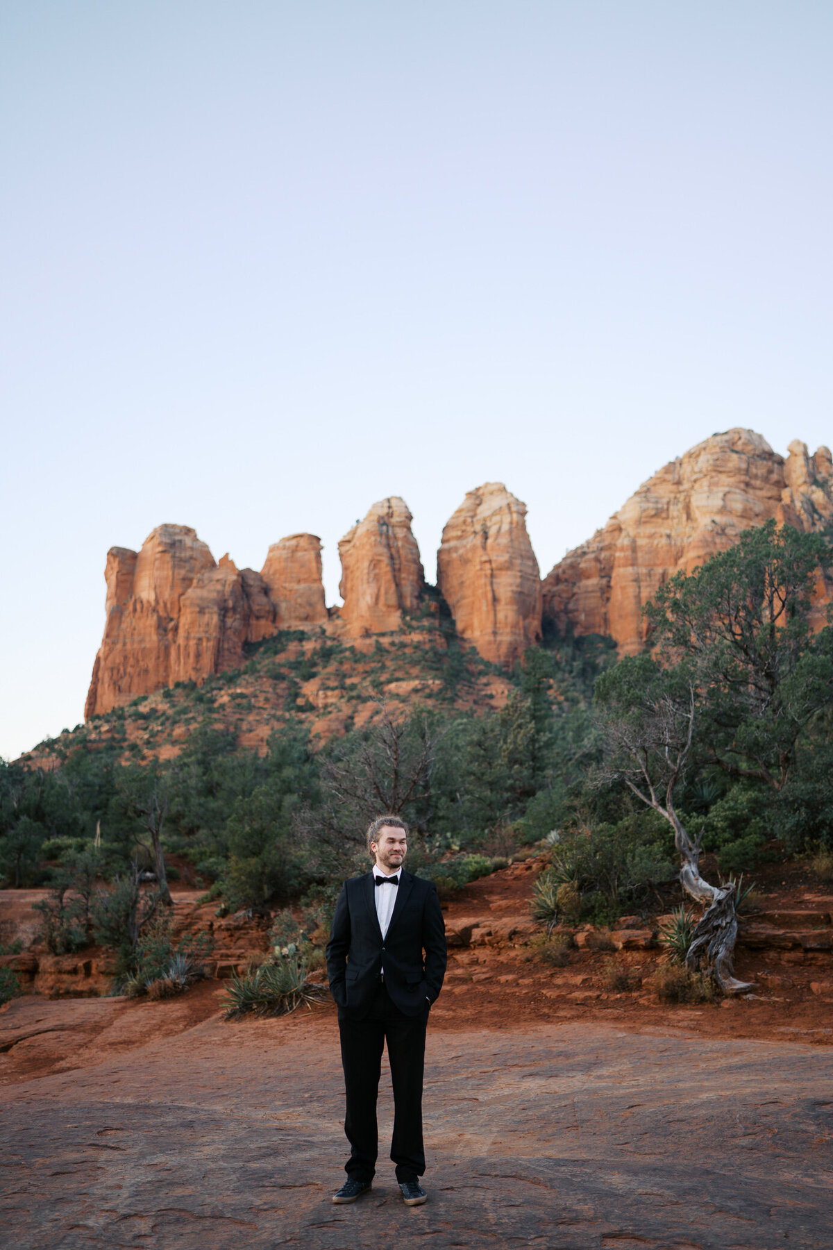 sedona-elopement-groom-sunrise-tux-soldiers-pass-trail