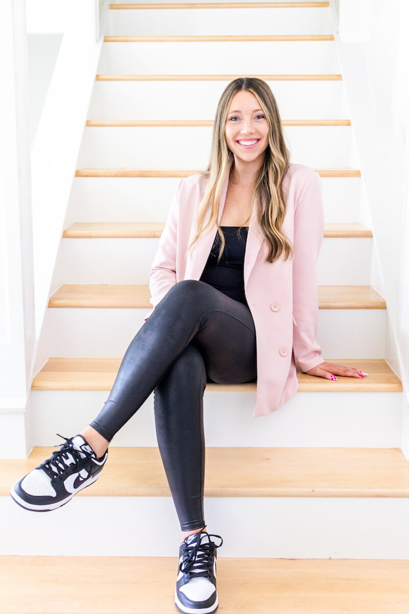 brand-photo-woman-on-stairs