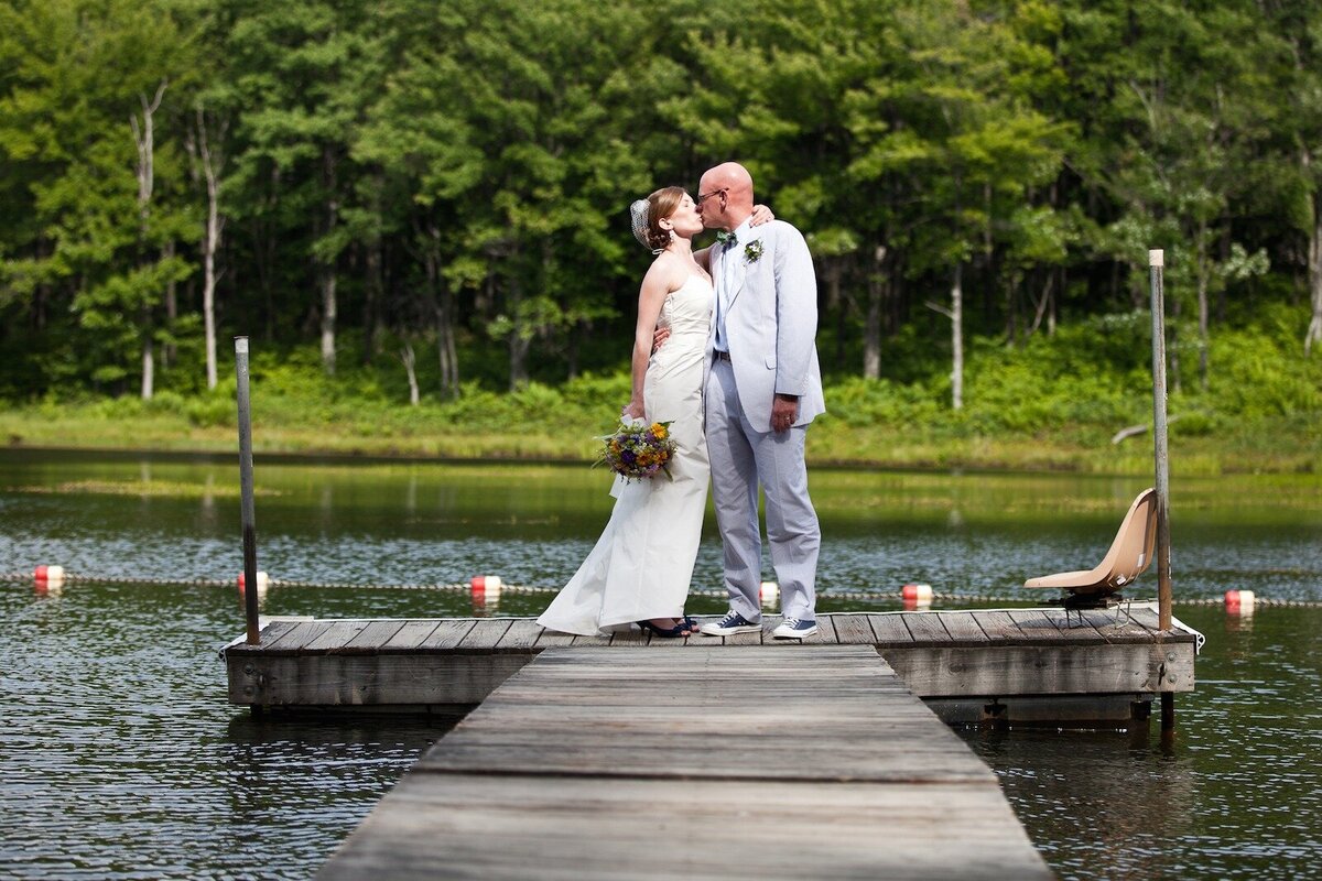 deep-creek-lake-wedding-kiss