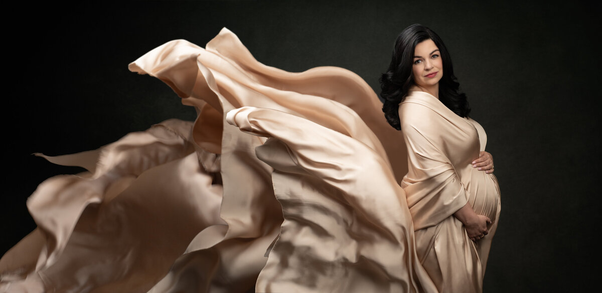 maternity-photo-flowing-fabric-with-black-hair