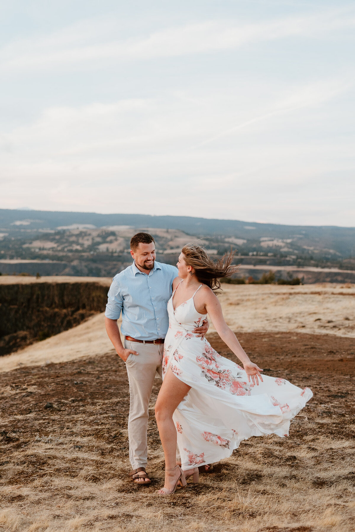 rowena crest engagement photo taken at rowena crest viewpoint by engagement photographer lindsey wickert