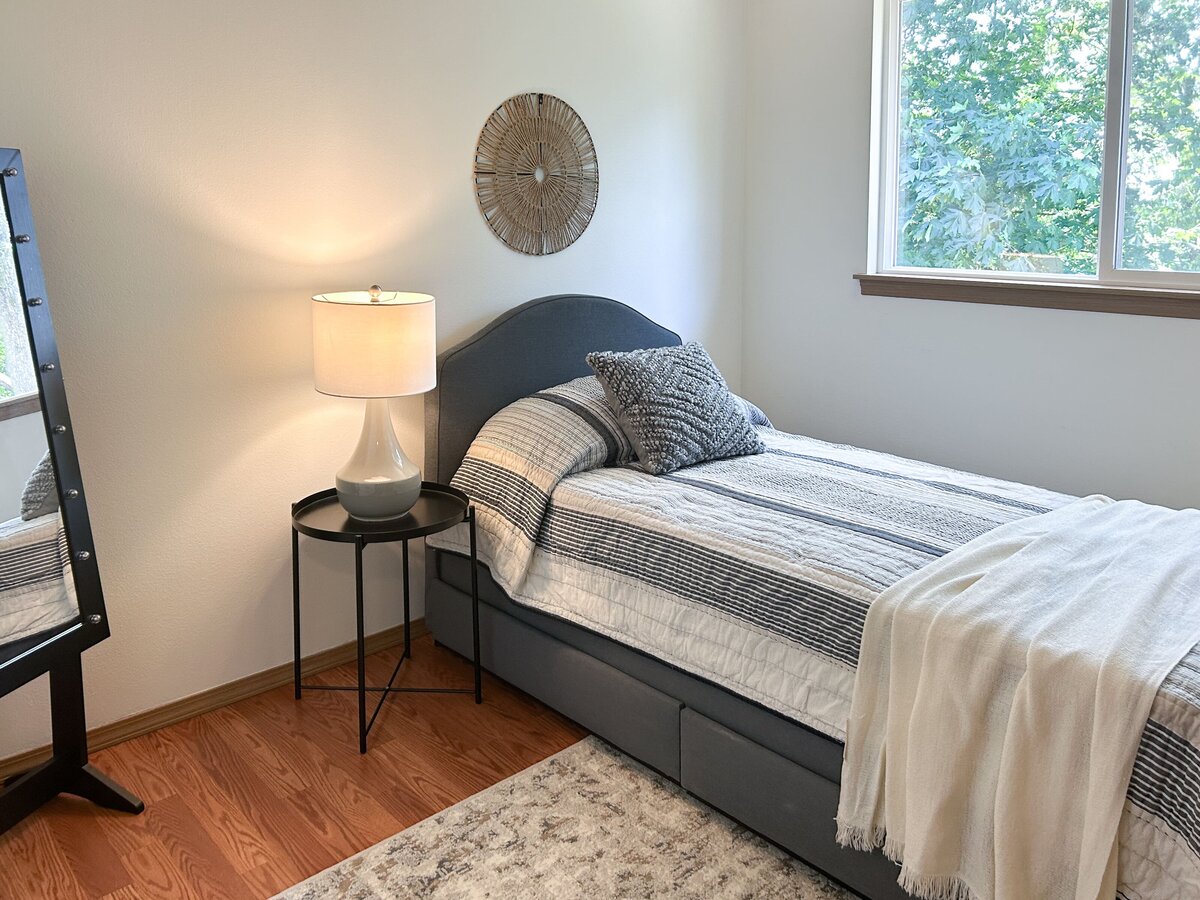 occupied-staging-stanwood-bedroom-modernmollusk-1