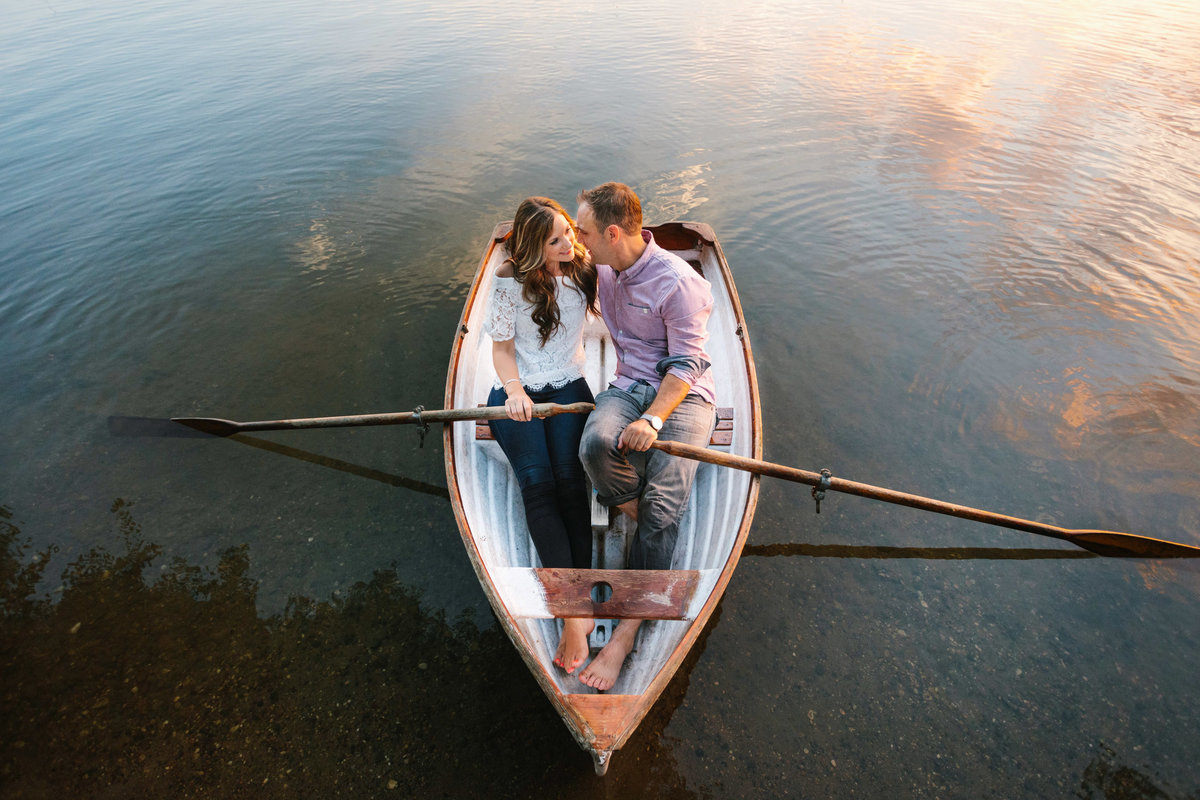 74 Lake-Calhoun-Summer-Engagement-Session-Row-Boat