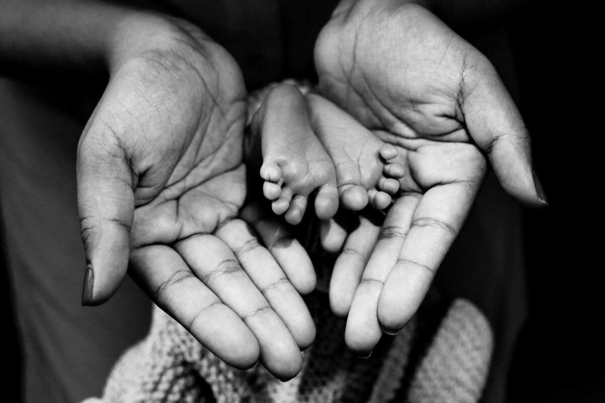 richmond-family-photographer-newborn-feet-holding