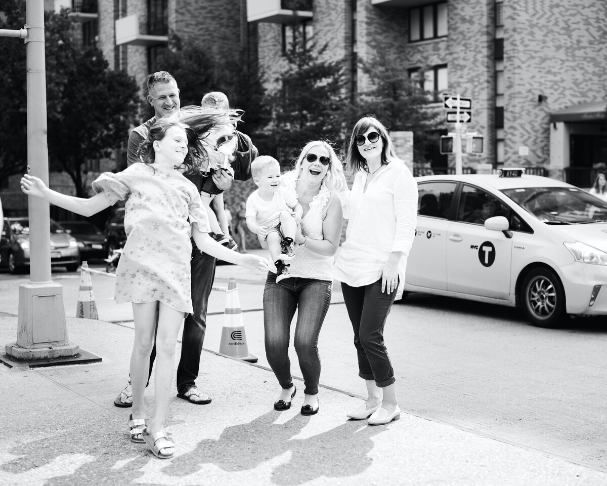 FamFanCity433_bw