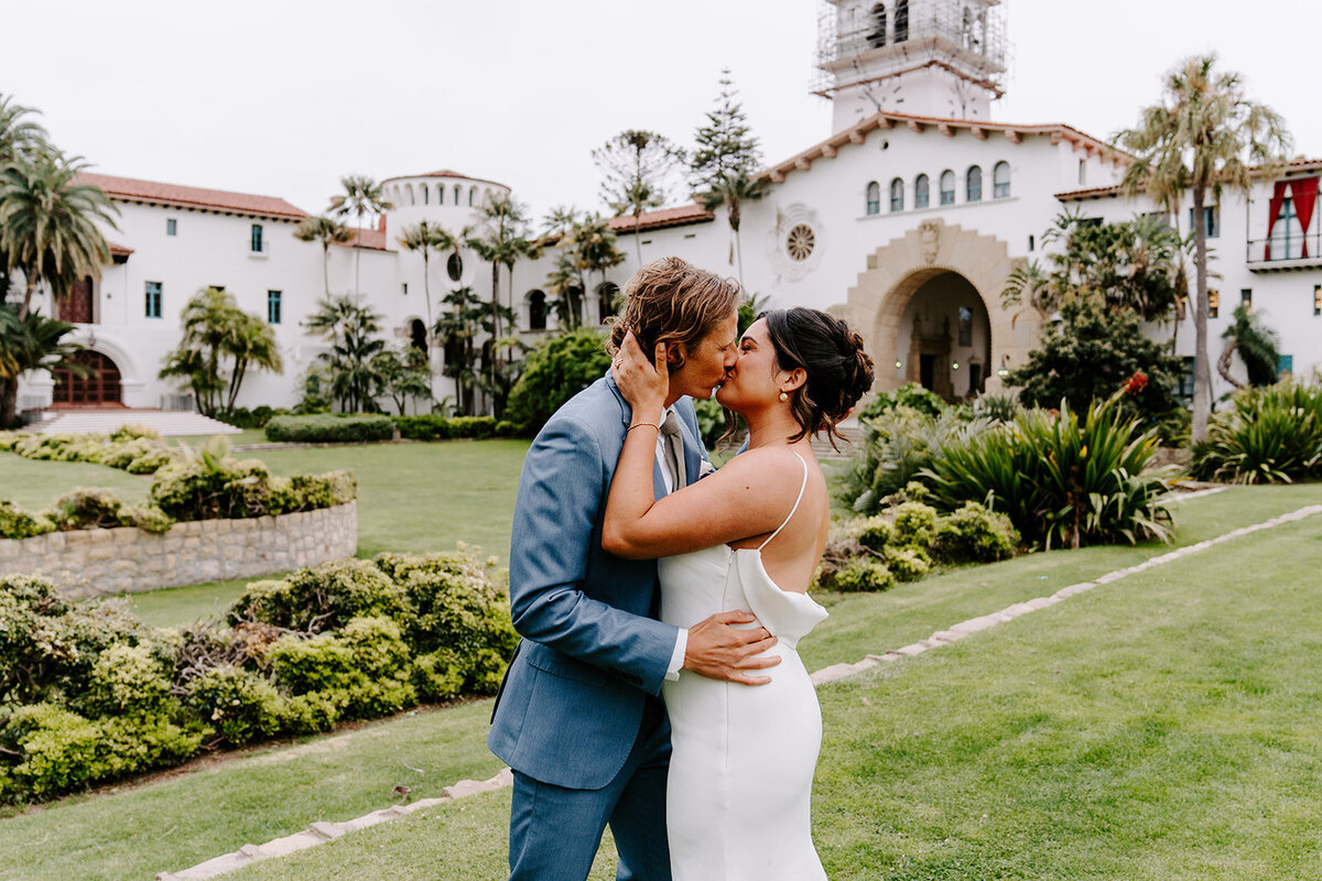 newlyweds in front of golden gate bridge