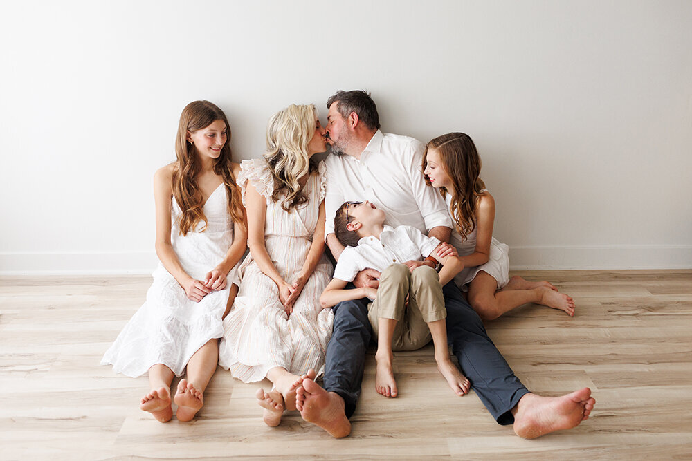 familysittingparentskiss