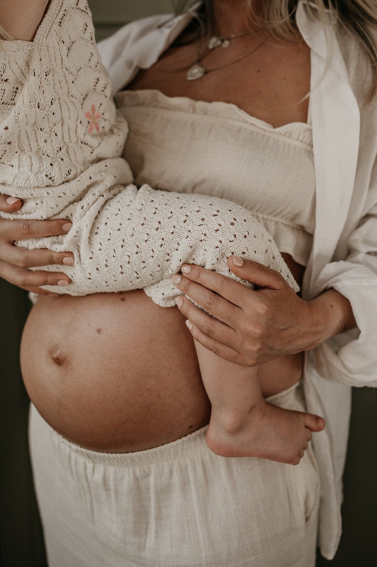 35-LouiseBoonstoppelFotografie_zwangerschapshoot_elegant_blote_buik