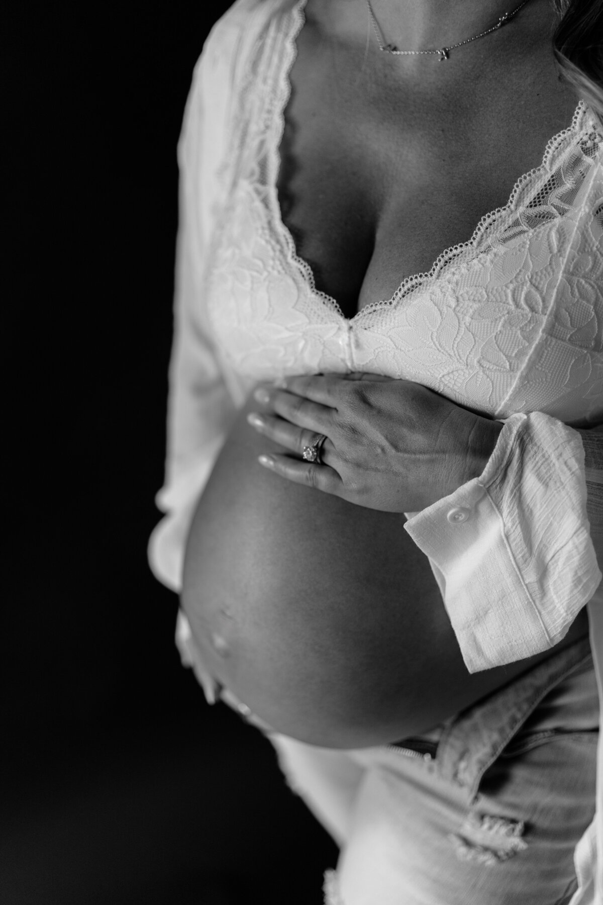 Midwest Maternity Photographer Beyond the Pines S9575