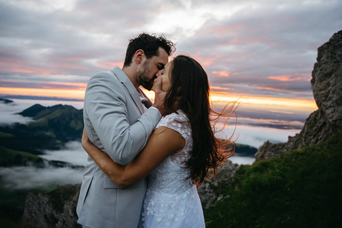 Couple kissing during sunset elopement in Switzerland