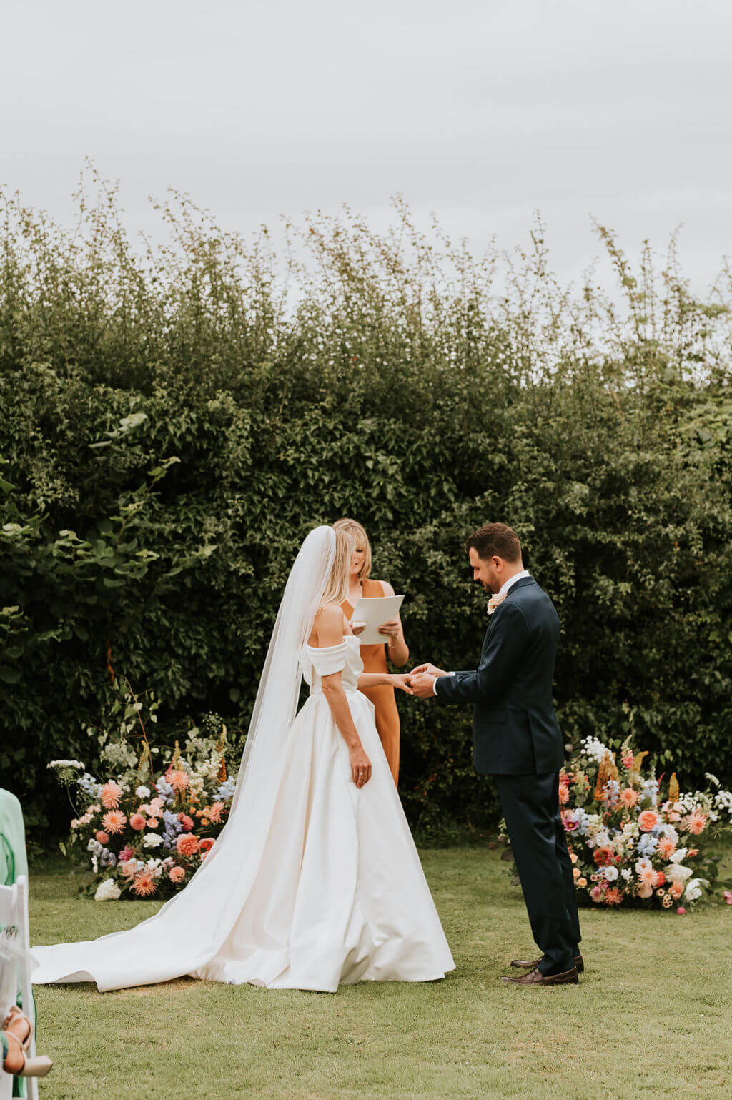 Issy-and-Bella-Floral-Design-Wedding-Florist-Herefordshire-Broadfield-Court-j&N58