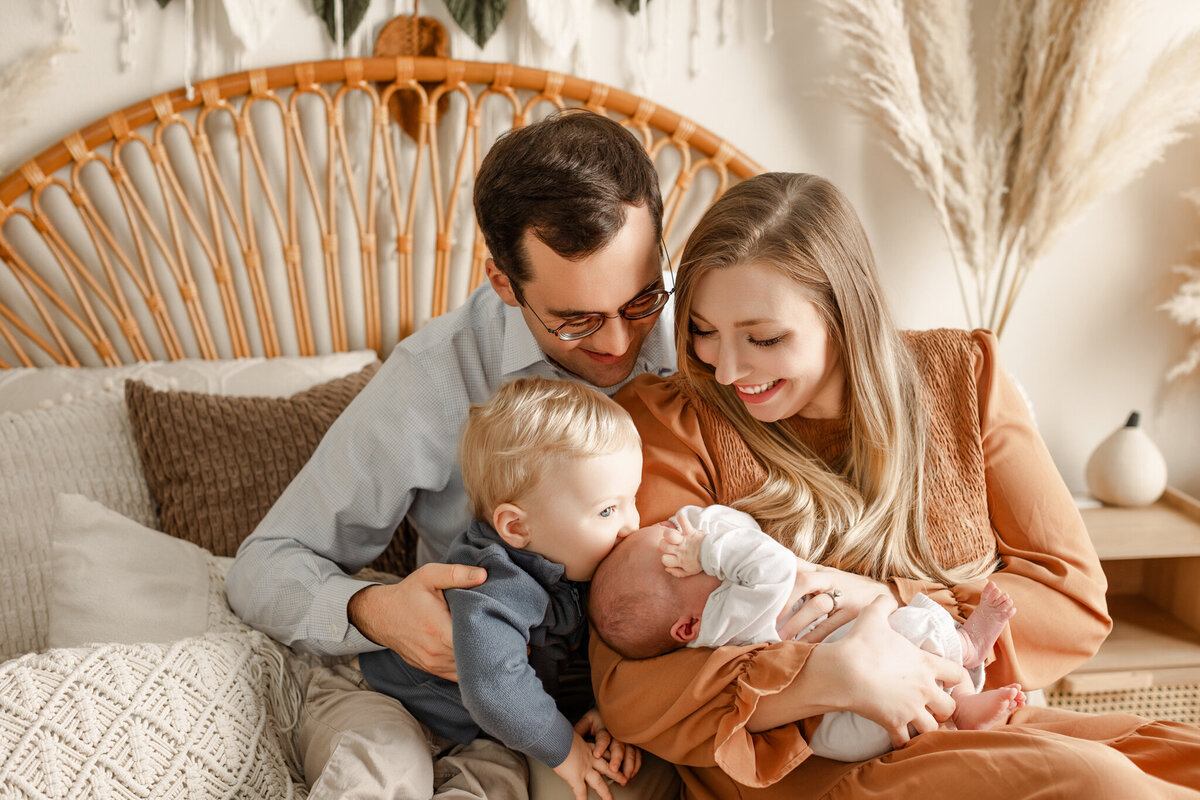 get NWA family pictures taken near me, Bentonville family photographer, family photography packages Tonititown