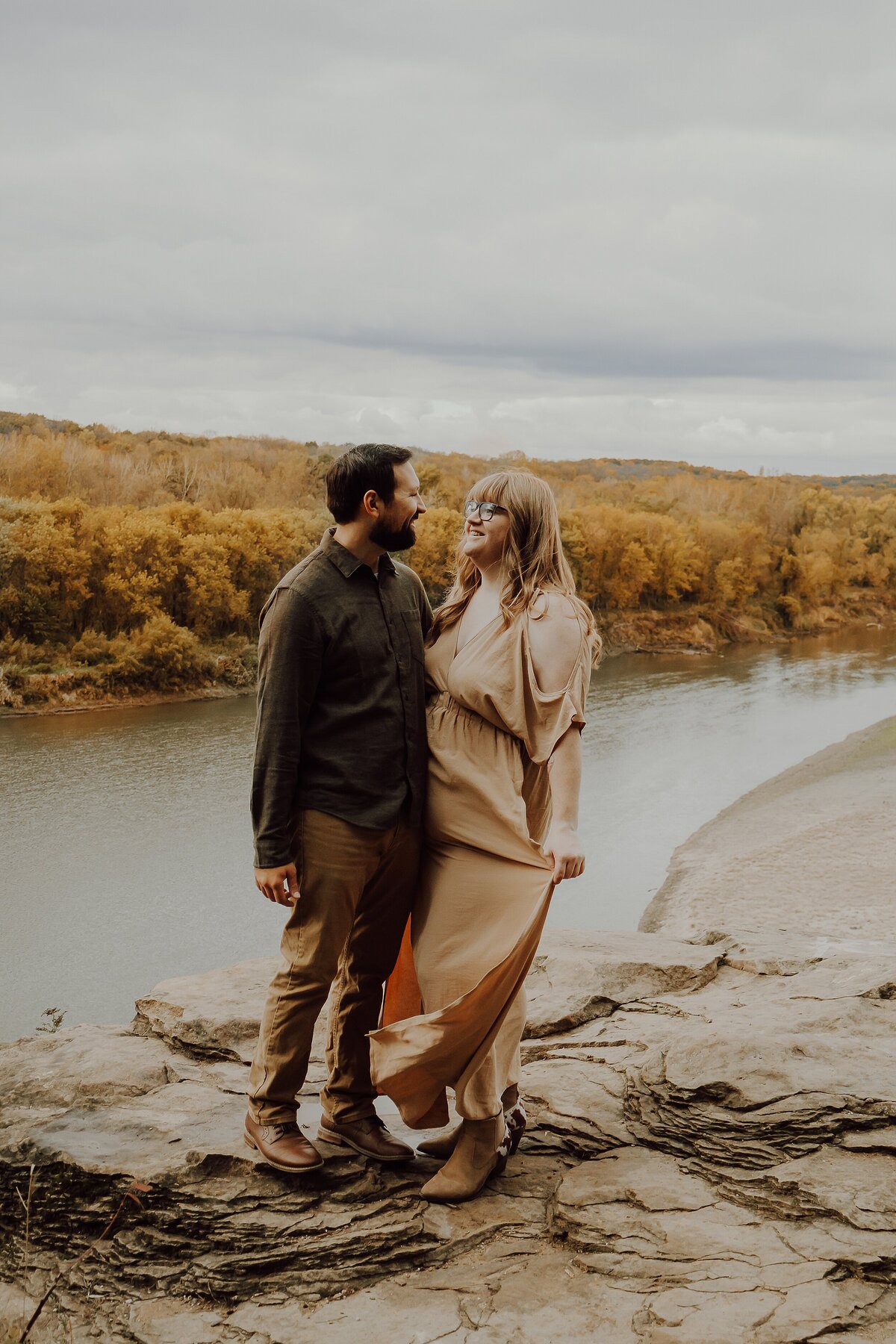 blufftop-couples-portrait-autumn-ledges-state-park-madrid-iowa-storyteller-collective-photo-co