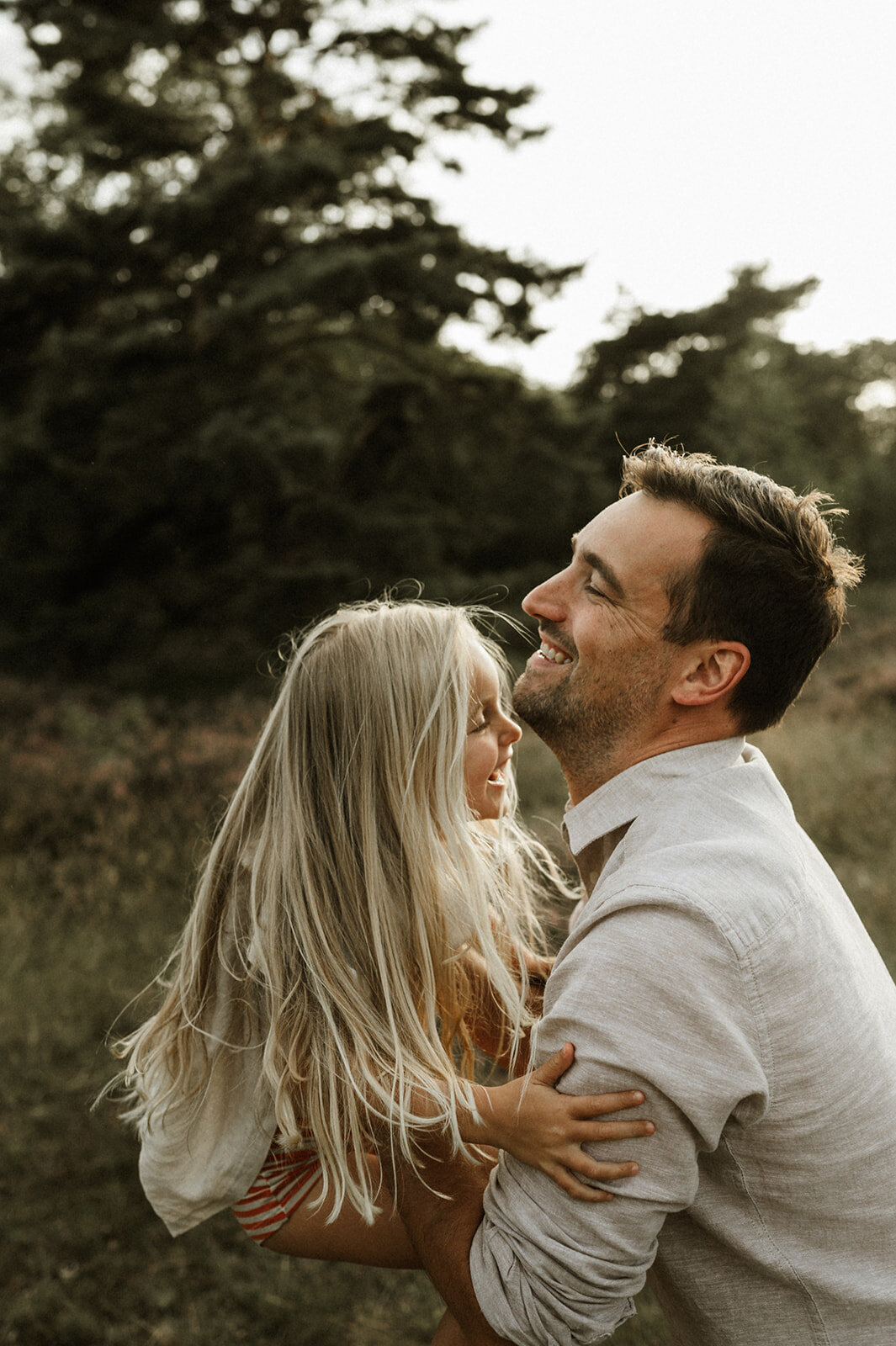Gezinsfotografie in Nijlen tijdens golden hour – pure, spontane momenten vastgelegd in de heide.