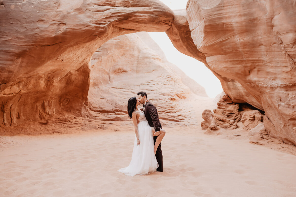 Utah elopement photographer captures husband and wife kissing