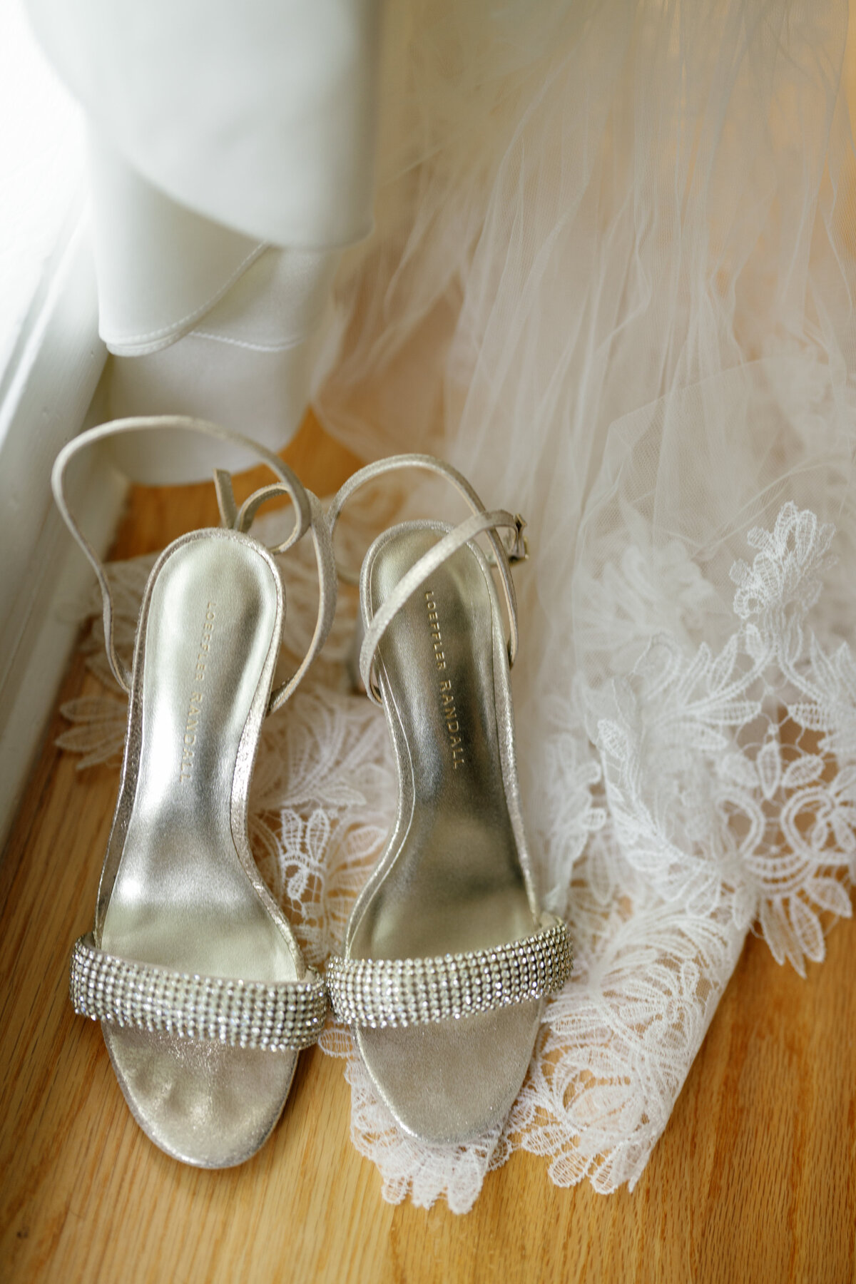 Aspen-Avenue-Chicago-Wedding-Photographer-Chicago-Athletic-Association-Simplicitee-XO-Design-Co-St-Mary-of-the-Angels-Church-Anomalie-Beauty-Timeless-Vogue-19