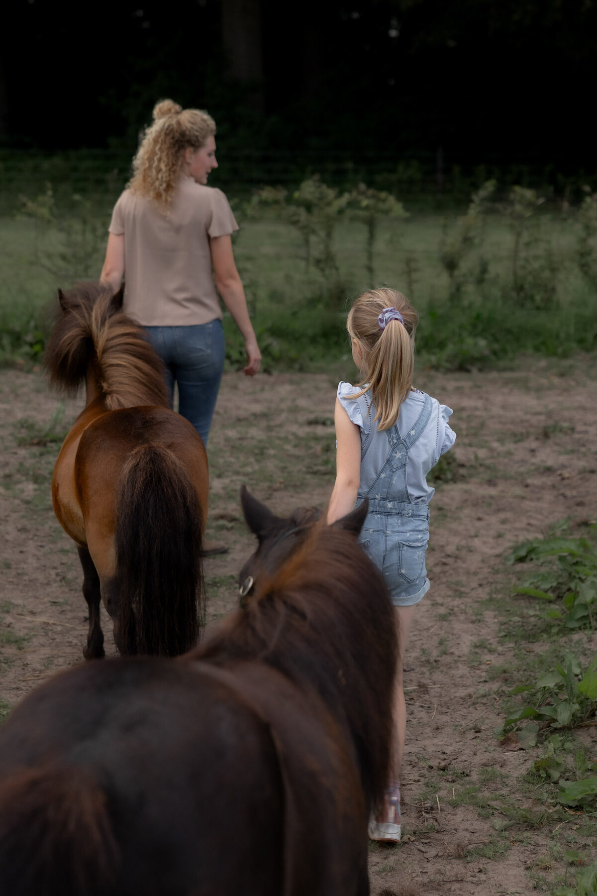 Tijdens coaching sessie doet Nikki opdrachten samen met de kinderen.