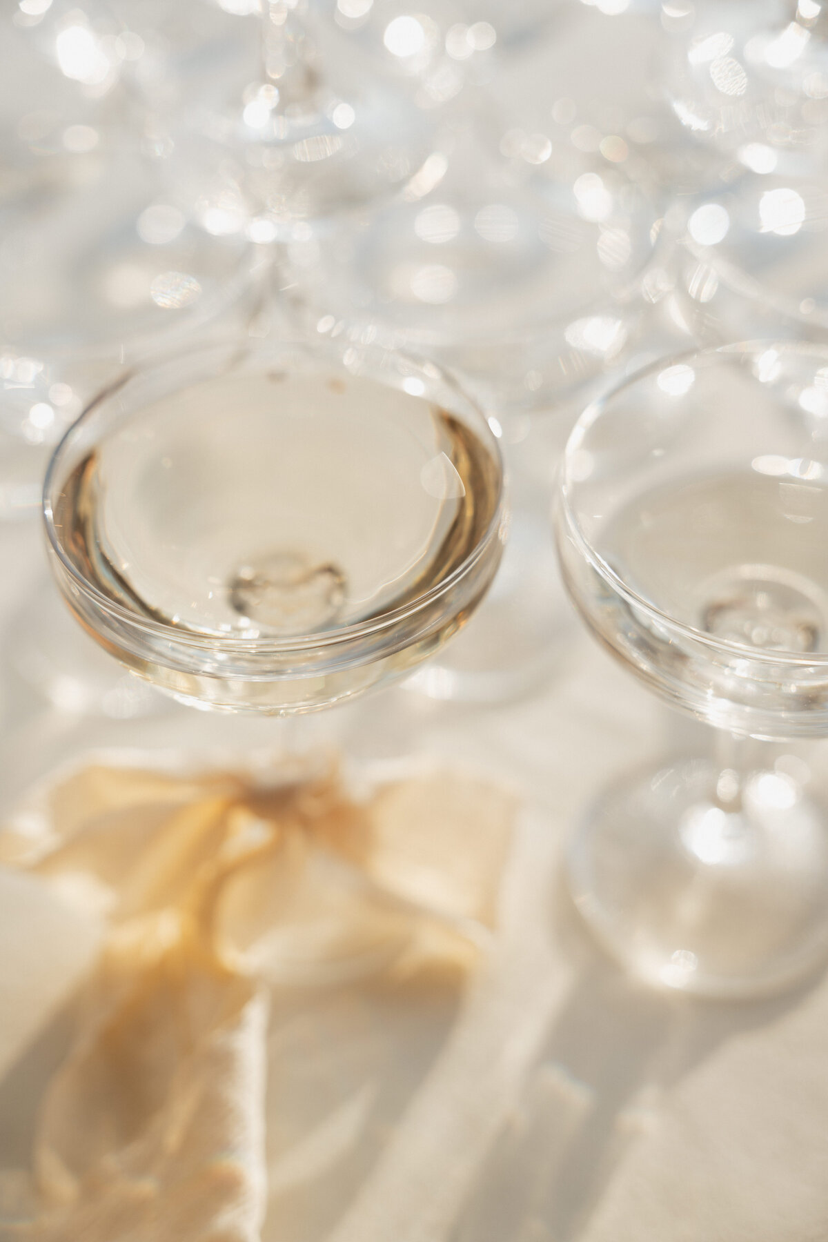 Detailfoto van champagneglazen met strik