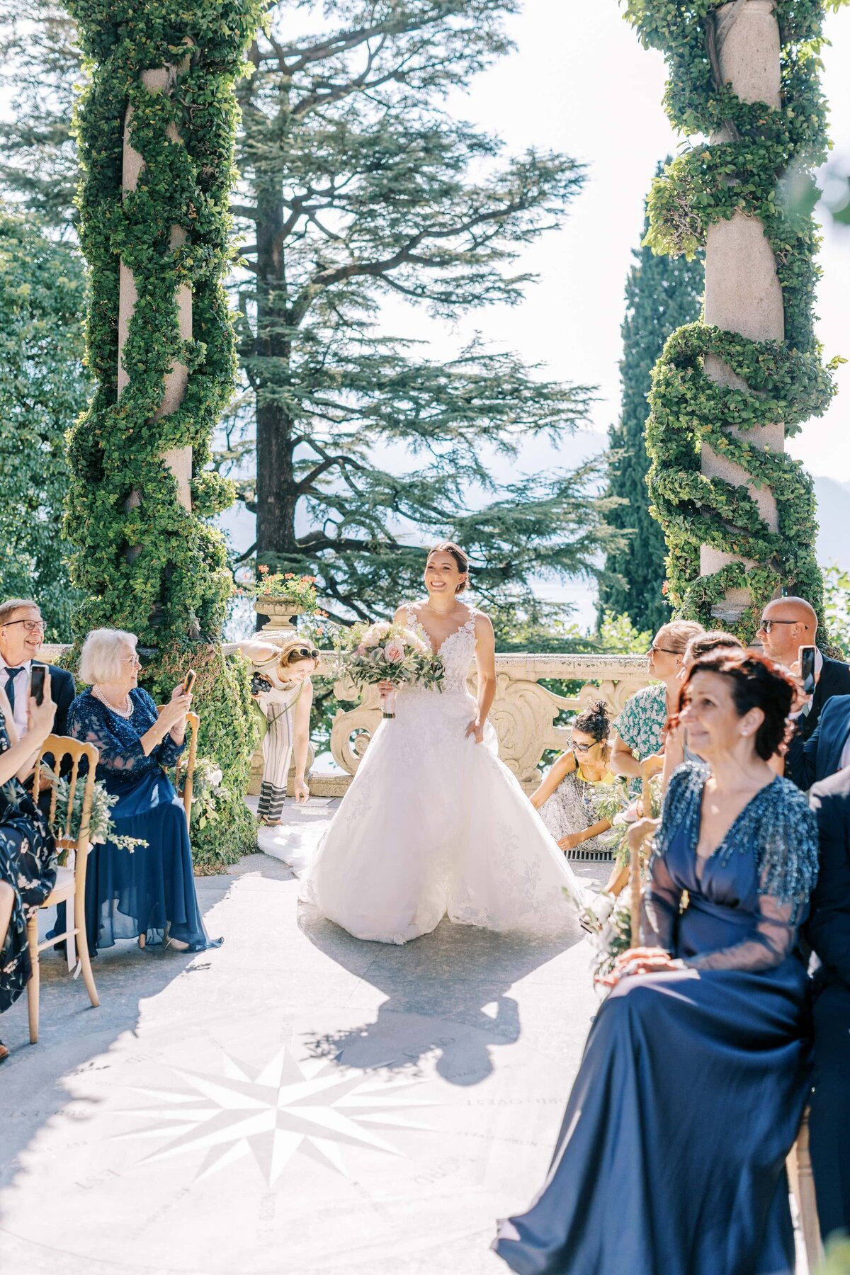 Brud i sin brudklännning på Villa Balbianello Como