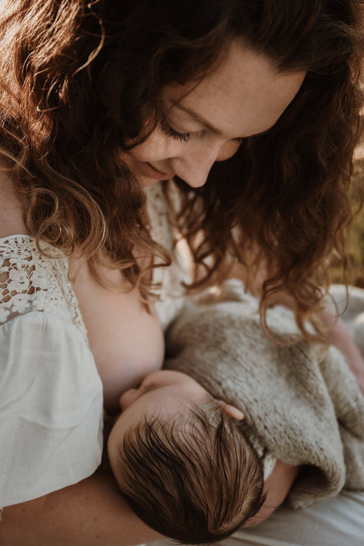Borstvoeding sessie tijdens newbornshoot