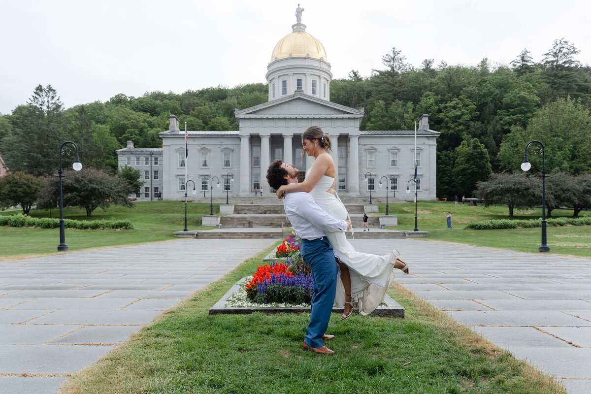 couples photos in Montpelier in front of the golden dome