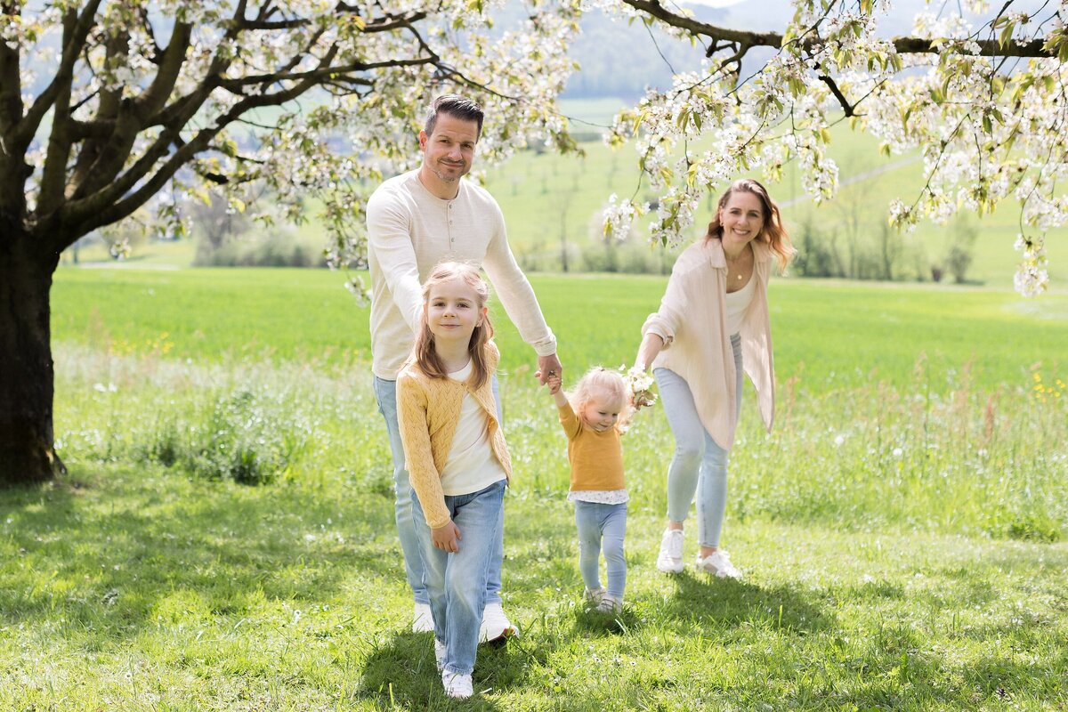 Familienshooting-Familienfotos-Aargau-Zuerich-Frühling-Fricktal-Kirschblüte-30