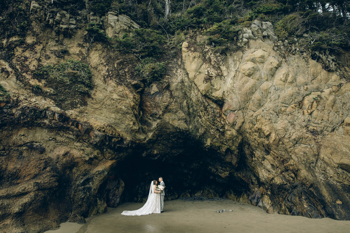 Destynie-Eliljah-Elopement-Hug-Point-Oregon-Coast-2